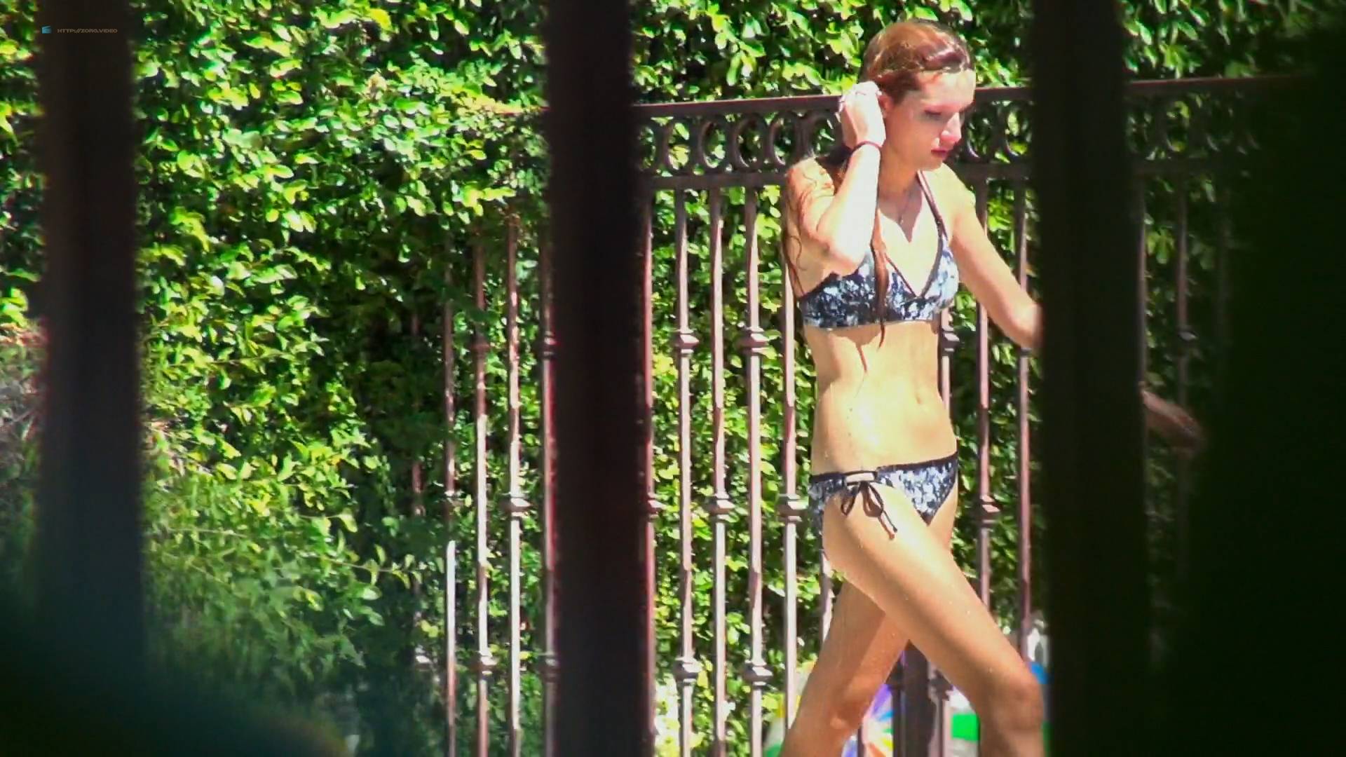 Белла Торн 2021 бикини. Белла Торн ножки. Bella Thorne Bikini. Актриса Белла Торн снялась топлес в стрингах.