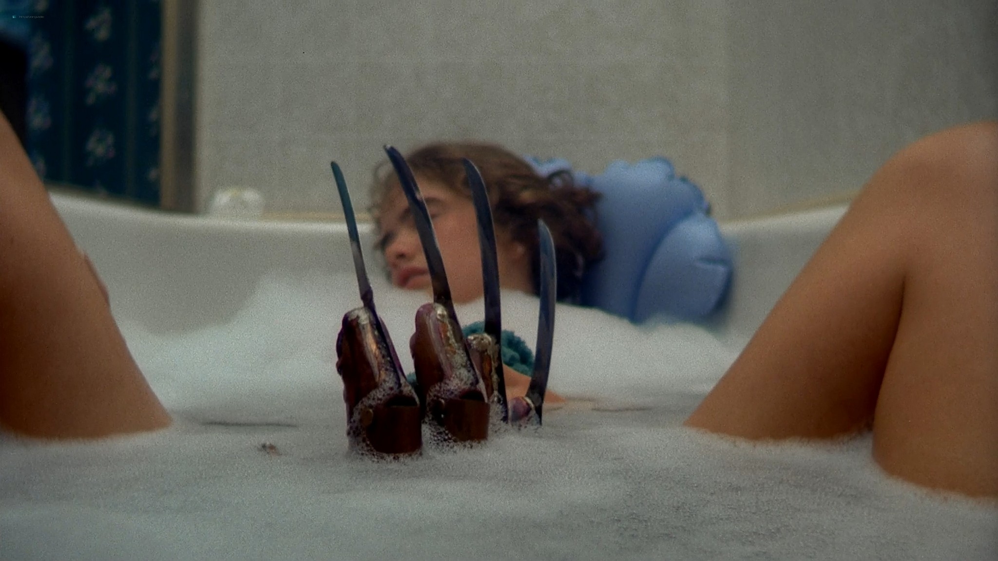 Heather Langenkamp sexy Amanda Wyss hot – A Nightmare on Elm Street (1984)  1080p BluRay